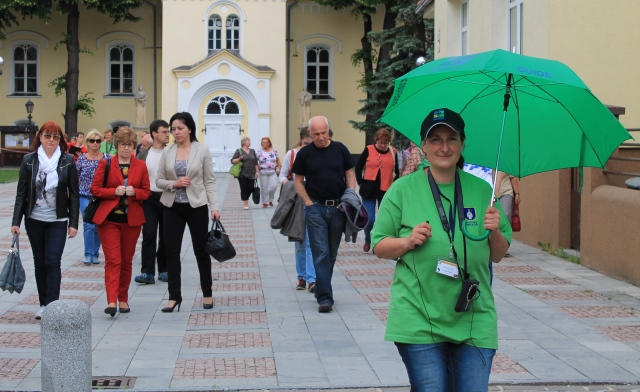 V historickom centre, v pozad Evanjelick kostol